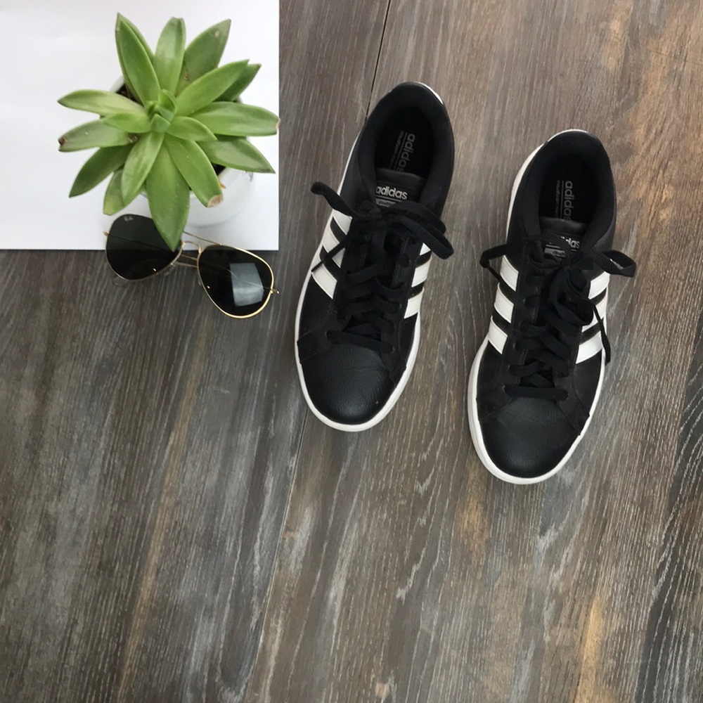 Addidas cloud foam Black+White shoe- 8 1/2- Women